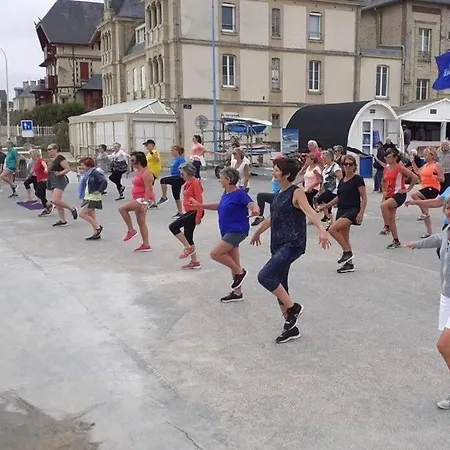 Agreable Maisonnette En Duplex, Avec Patio Proche Lion-sur-Mer